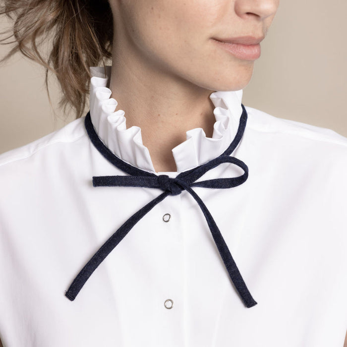 Harpa Bluse mit Plisseefalten Weiss & Navy